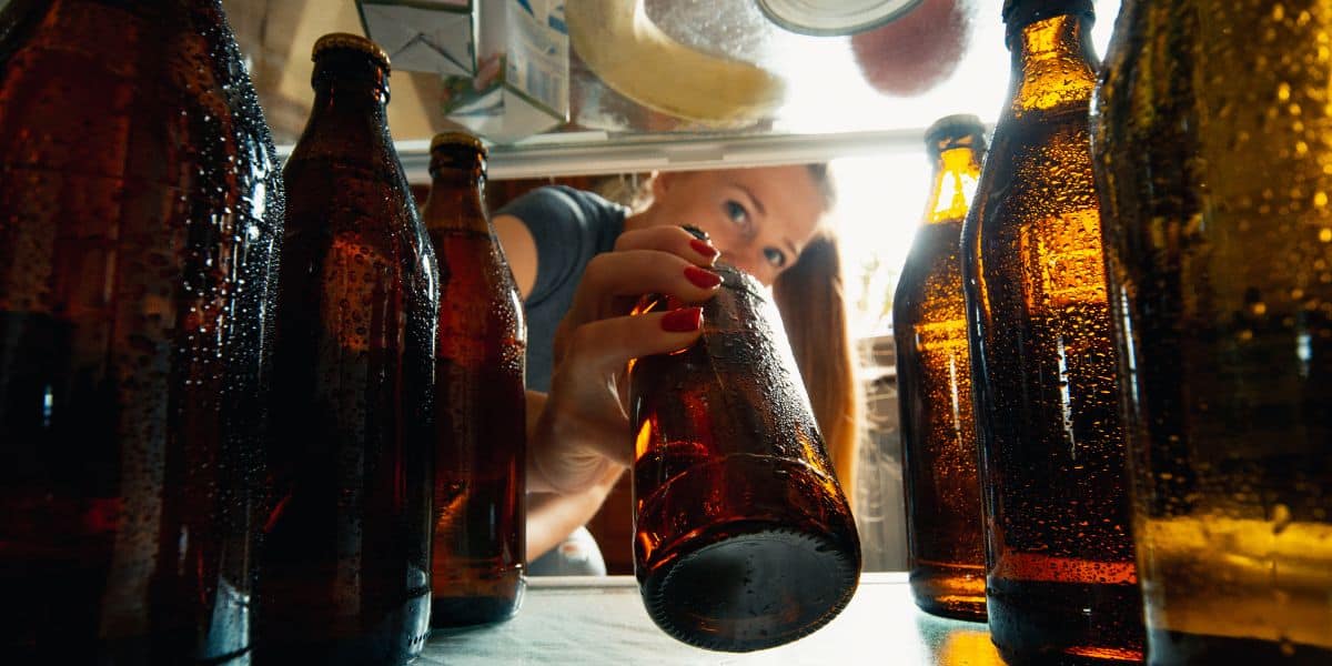 Como organizar a cerveja na geladeira e deixá-la geladas em poucos segundos (Imagem Reprodução Canva)