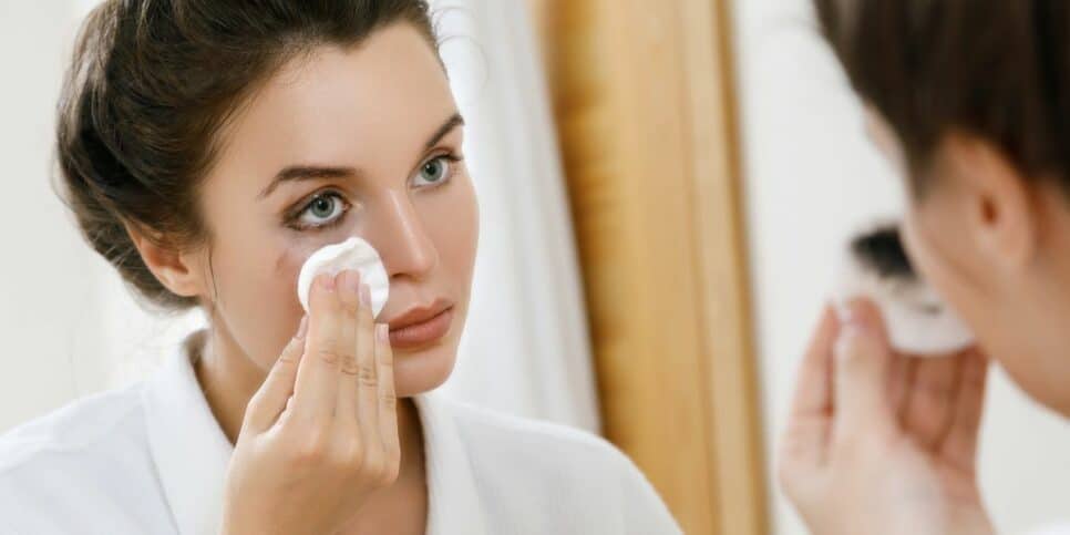 Remova a maquiagem dos seus cílios com um único produto, sem danificá-los (Imagem Reprodução Canva)