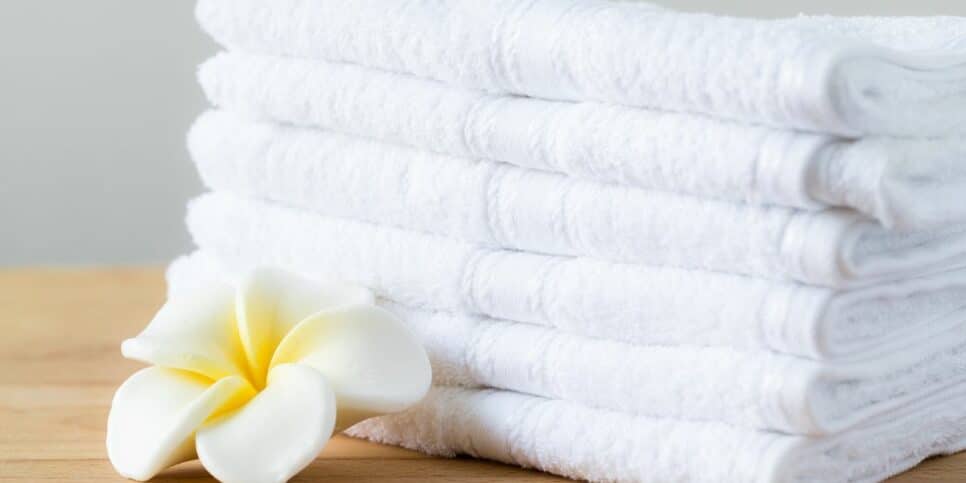 Truque caseiro para branquear as toalhas brancas e eliminar as manchas (Imagem Reprodução Canva)