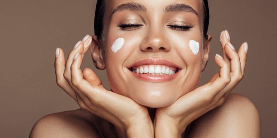 Receita caseira que age como botox natural para eliminar manchas e rugas (Imagem Reprodução Canva)