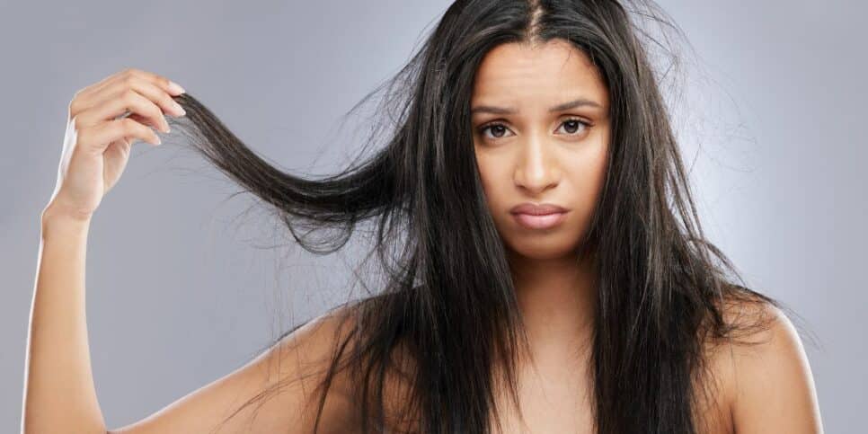 Truque caseiro que vai deixar seus cabelos sem frizz (Imagem Reprodução Canva)