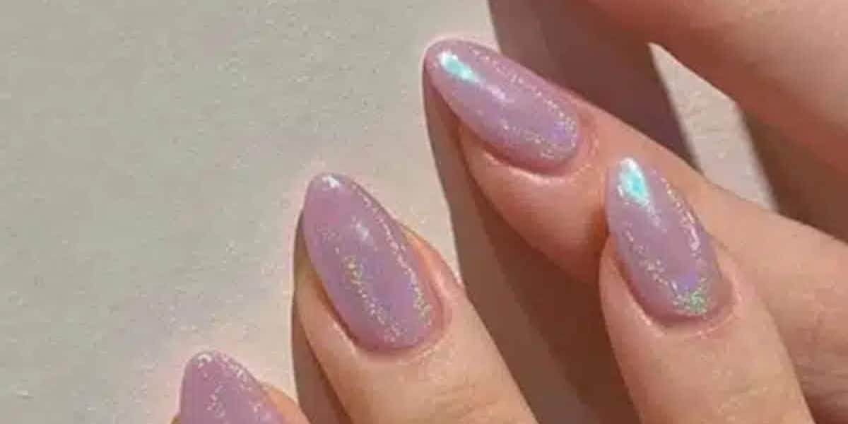 Inspire-se no modelo de unhas amendoadas iridescentes (Imagem Reprodução Internet)