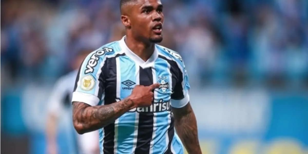 Douglas Costa, em jogo defendendo a camisa do Grêmio (Foto: Lucas Uebel/Grêmio FPBA)