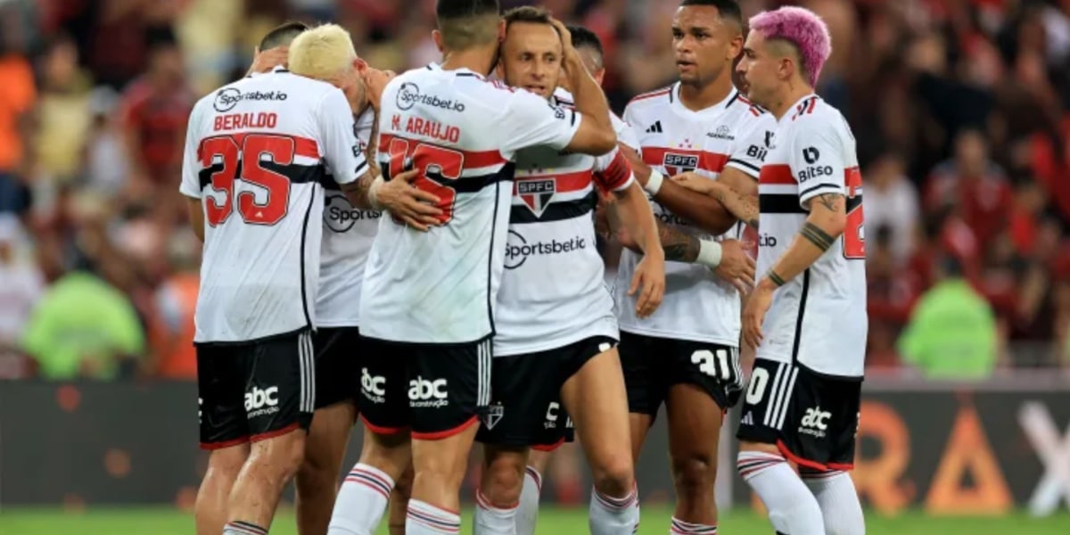 Rafinha comemorando com os colegas de equipe (Foto: Buda Mendes/GettyImages)