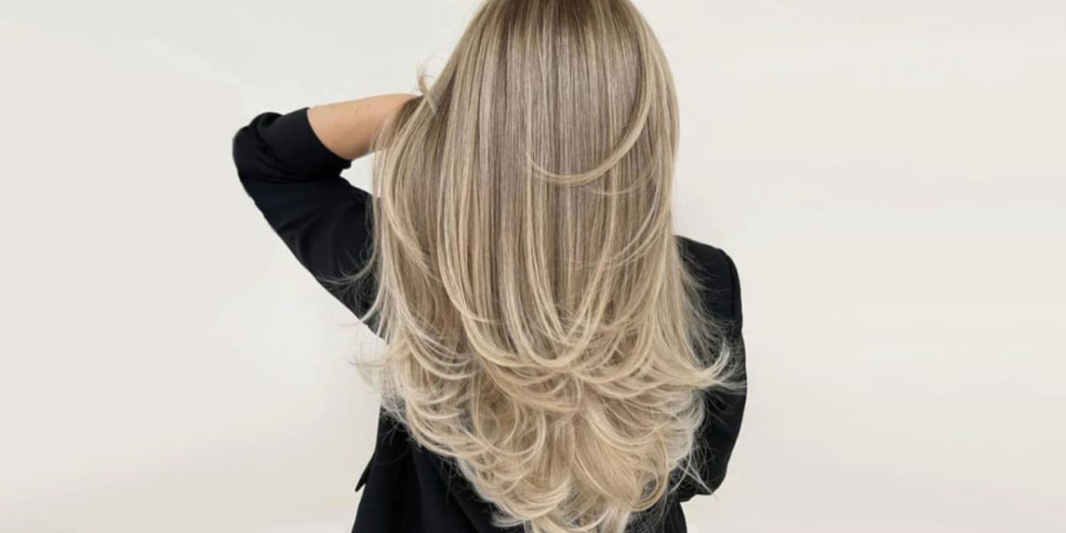 Modelo de corte de cabelo longo com camadas (Imagem Reprodução Hair Salon by Hadis)