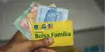 Cartão do Bolsa Família e dinheiro (Imagem Reprodução Internet)