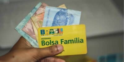 Cartão do Bolsa Família e dinheiro (Imagem Reprodução Internet)