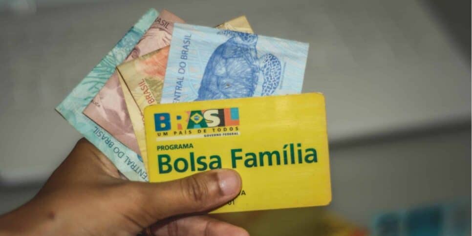 Grupo de beneficiários do Bolsa Família são surpreendidos e vão fazer saque de forma antecipada (Imagem Reprodução Internet)