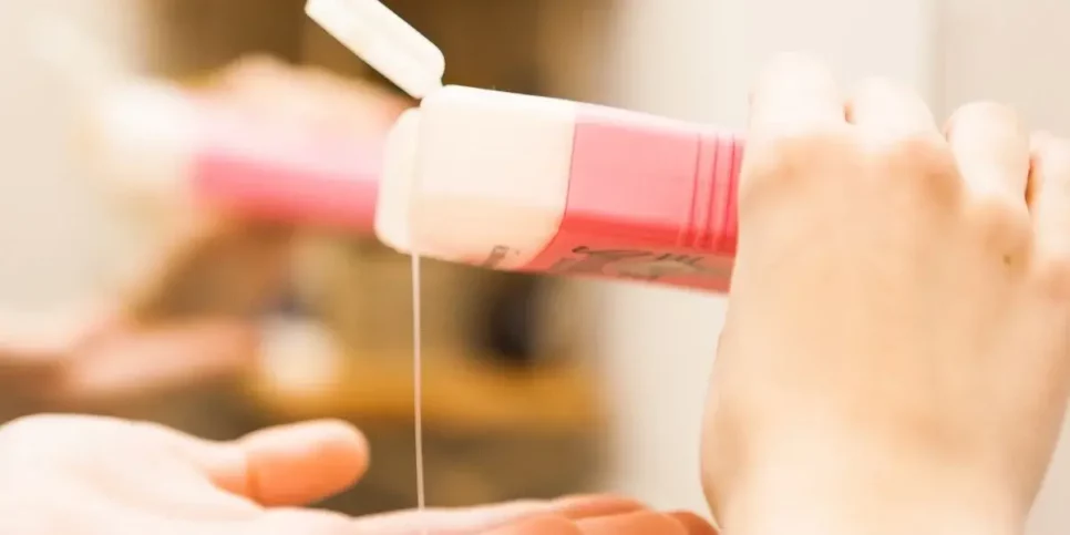 Use shampoo para lavar roupa (Imagem: Reprodução)