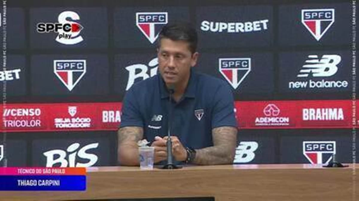 Thiago Carpini justifica ausência de James Rodríguez  em coletiva (Foto: Reprodução/ SPFC/ YouTube)