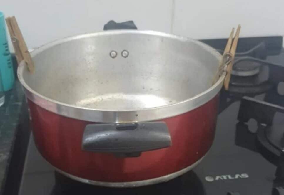 Grampo de roupa na panela (Foto: Reprodução) Ovos