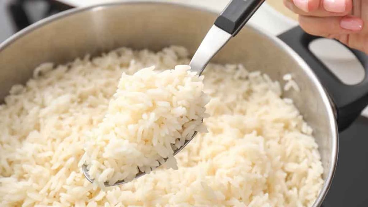 Arroz branco e soltinho cozido, a maneira tradicional de fazer (Foto: Reprodução/ FreePik)