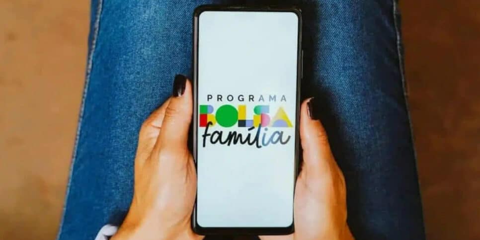 Bolsa Família em 2024: veja as regras do benefício (Imagem: rafapress/shutterstock.com)