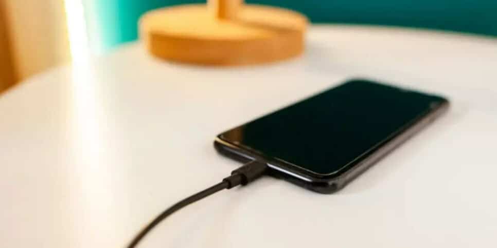 Veja truques infalíveis para carregar o celular em tempo recorde (Foto: Capelle.r/Getty Images)