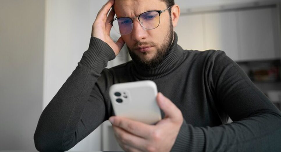 Homem com a bateria do celular consumindo e descarregando (Foto: Reprodução/ FreePik)