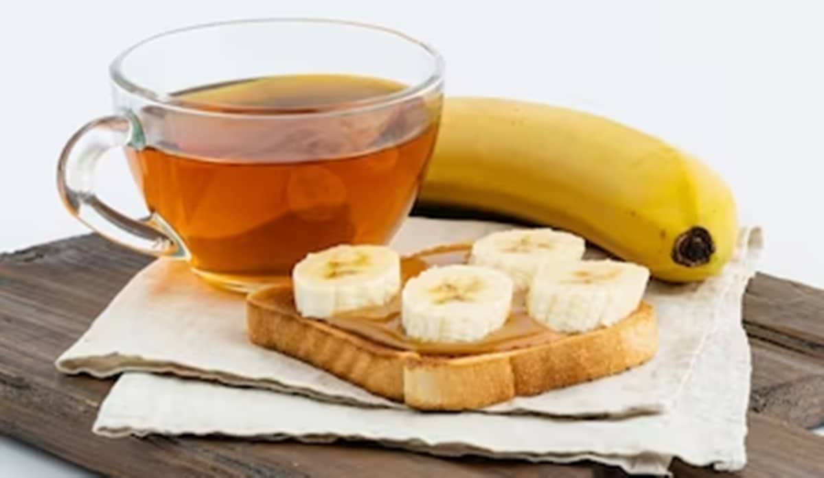 Tomar o chá de banana ajuda a desinchar o corpo e auxiliar na noite de sono; reaproveite a fruta da infusão para sua dieta (Foto: Reprodução/ FreePik)