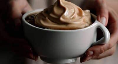 Imagem do post INCREMENTE bebidas, RECHEIOS de bolos ou sirva como sobremesa: Creme de Café usando só 3 INGREDIENTES