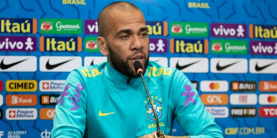 Daniel Alves dá nova versão em caso e alega embriaguez (Foto: Lucas Figueiredo/CBF)