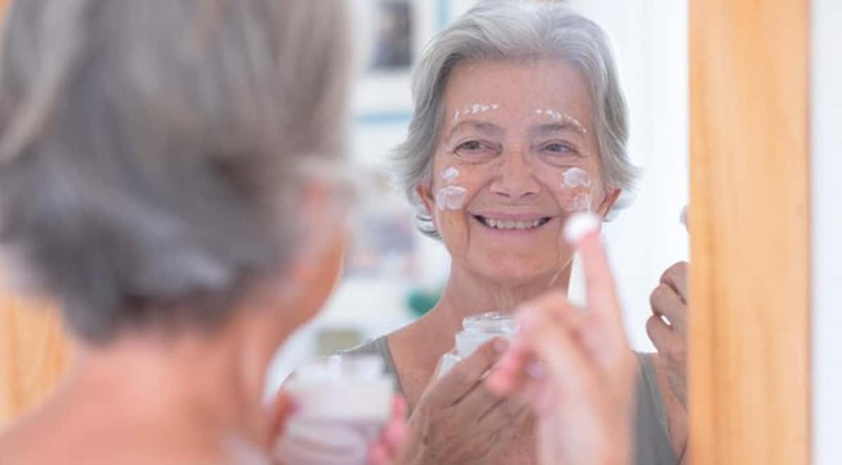 Mulheres com mais de 60 anos cuidam da pele e ativam colágeno com mistura caseira (Foto: Reprodução/ FreePik)