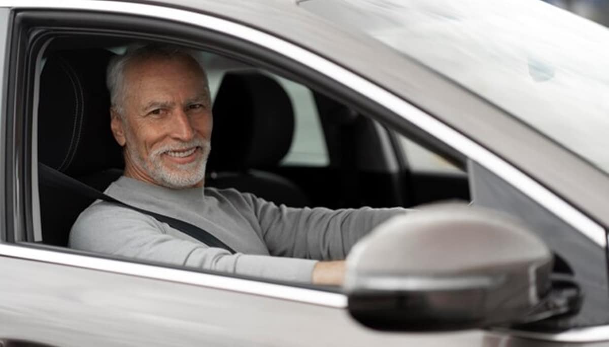 Idosos podem comprar carro novo com isenção de taxa e algumas montadoras dão desconto (Foto: Reprodução/ FreePik)