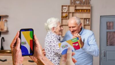 Saiba se idosos também tem direito ao Bolsa Família (Foto: Reprodução/ FreePik/ Montagem Gustavo)