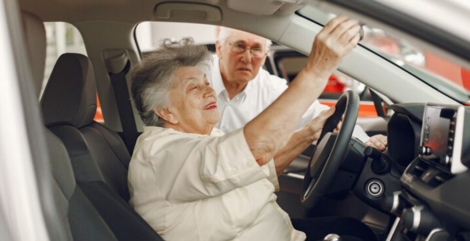 Idosos poderão realizar sonho do carro zero km com projeto de lei a ser aprovada (Foto: Reprodução/ FreePik)