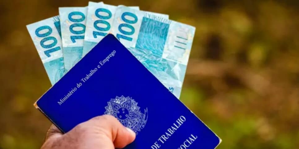 Veja os critérios para se aposentar com o INSS sem ter contribuído (Foto: Shutterstock / Finanças e Empreendedorismo)