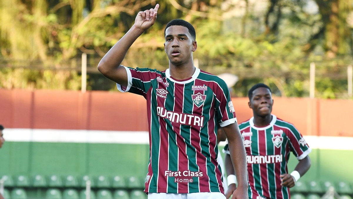 Kauã Elias, que já jogou na Seleção Sub-17, renova aos profissionais do Fluminense (Foto: Reprodução/ FFC)