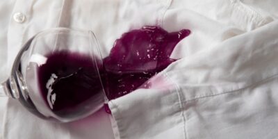 Aprenda a fazer a mistura mágica que elimina manchas de vinho em roupas brancas (Foto: Reprodução/Internet)