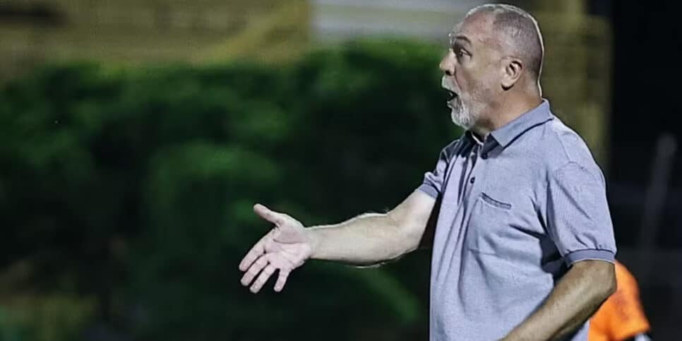 Mano Menezes explode na frente das câmeras com Yuri Alberto após derrota do Corinthians (Foto: Fabio Giannelli/AGIF)