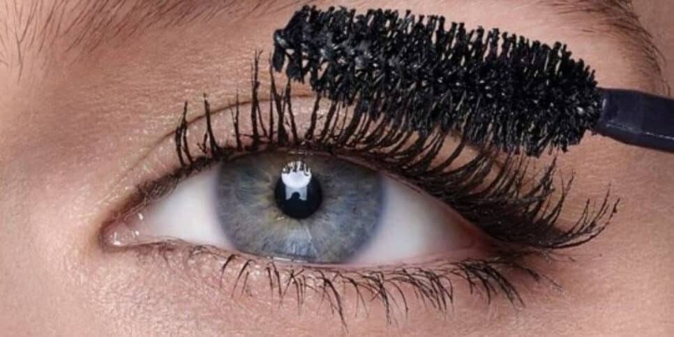 Olhar impecável: veja como passar máscara de cílios do jeito certo (Foto: Divulgação/Maybelline)