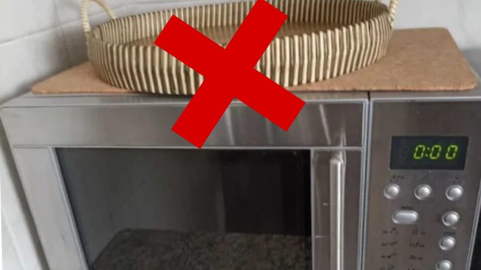 Nunca mais coloque esses objetos em cima do seu forno de micro-ondas (Foto: Reprodução/ FreePik/ Montagem)