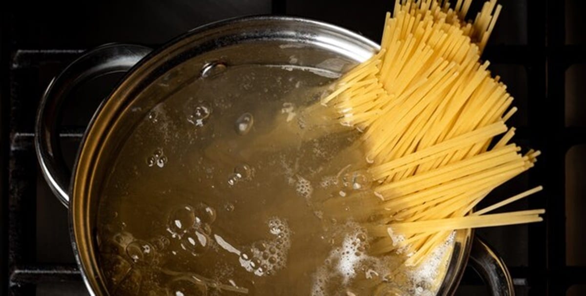 Nunca mais jogue pelo ralo a água que cozinhou seu macarrão (Foto: Reprodução/ FreePik)