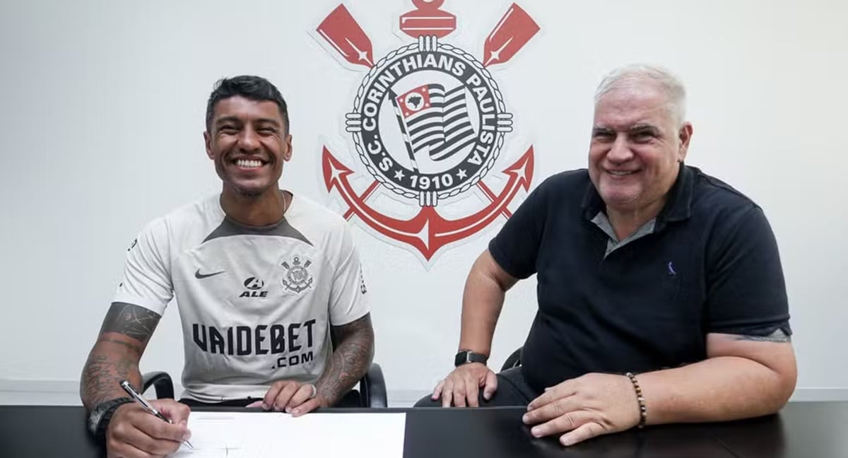 Paulinho e Rubão em assinatura de contrato no Corinthians (Fotos: Reprodução/ Rodrigo Coca/ Ag. Corinthians)