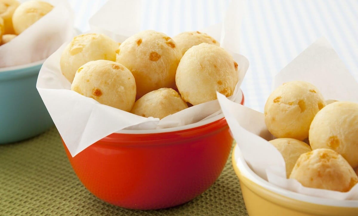 Cestos com pão de queijo de tapioca preparado aos montes para o café da tarde (Foto: Reprodução/ Internet)