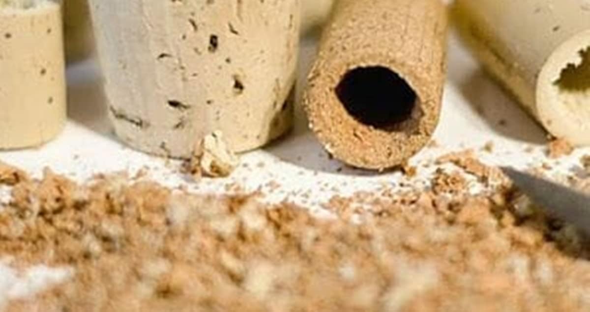 Esfarele as rolhas de cortiça para colocá-las no solo de suas plantas (Foto: Reprodução/ FreePik)