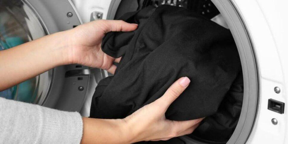 Roupa preta na máquina de lavar (Imagem: Reprodução)