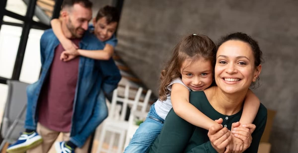 Trabalhadores que tenham filhos ou menores dependentes podem receber o salário família (Foto: Reprodução/ FreePik)