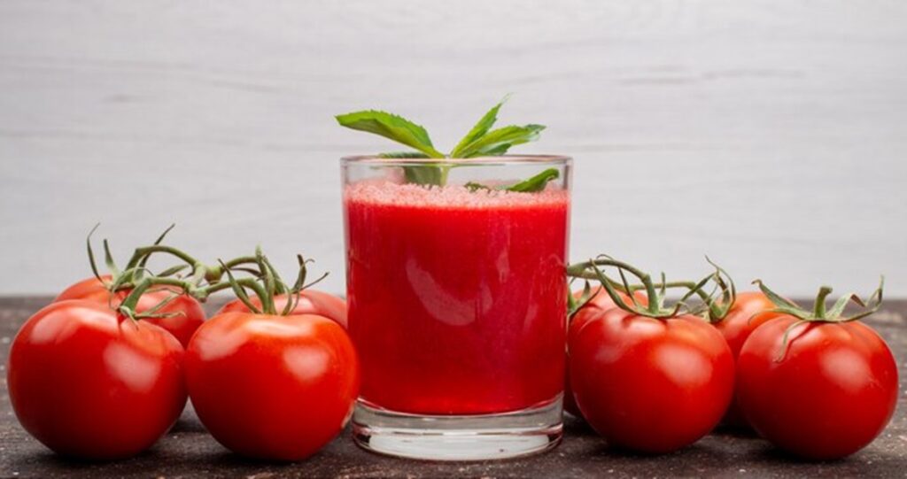 Suco de Tomate preparado com folha de manjericão para decorar (Foto: Reprodução/ FreePik)