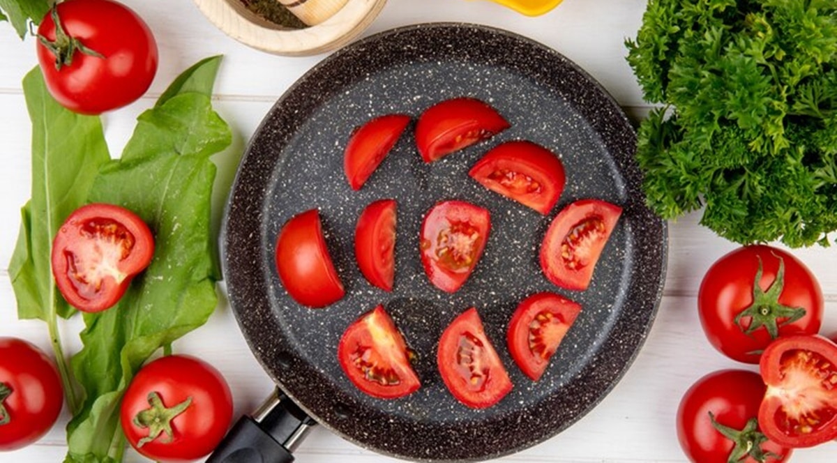 Frigideira cobertas de tomates para a receita da omelete de atum (Foto: Reprodução/ FreePik)