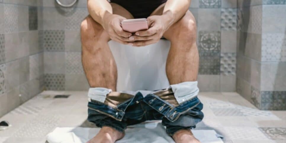 Pessoa no banheiro (Reprodução/Internet)