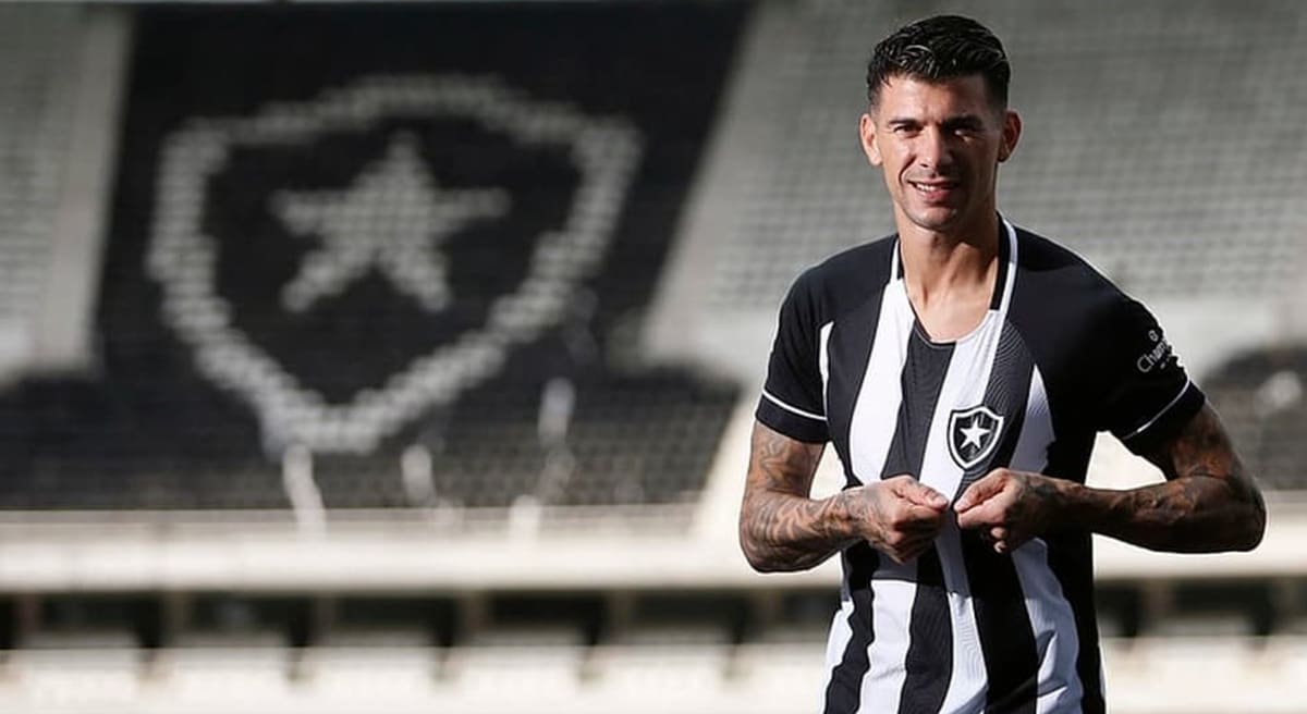 Victor Cuesta não fez tão bonito no Botafogo e deve ter saída facilitada (Foto: Reprodução/ Divulgação)