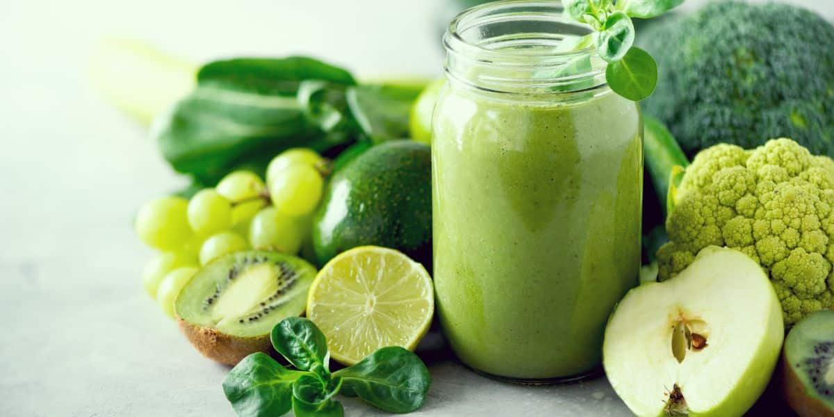 Receita de Smoothie verde para emagrecer e estar no shape para as festas de carnaval (Imagem Reprodução Canva)