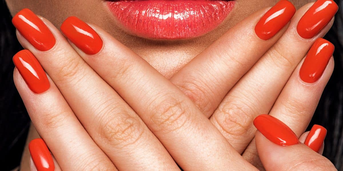 Esmalte vermelho, para chamar atenção por onde passar (Imagem Reprodução Canva)