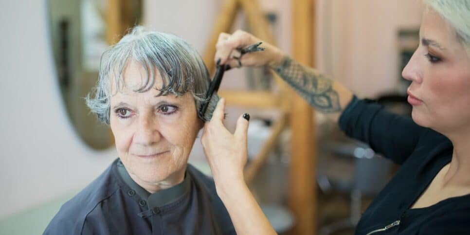 Corte de cabelo feminino que ajuda a rejuvenescer ideal para mulheres com mais de 50 anos (Imagem Reprodução Canva)