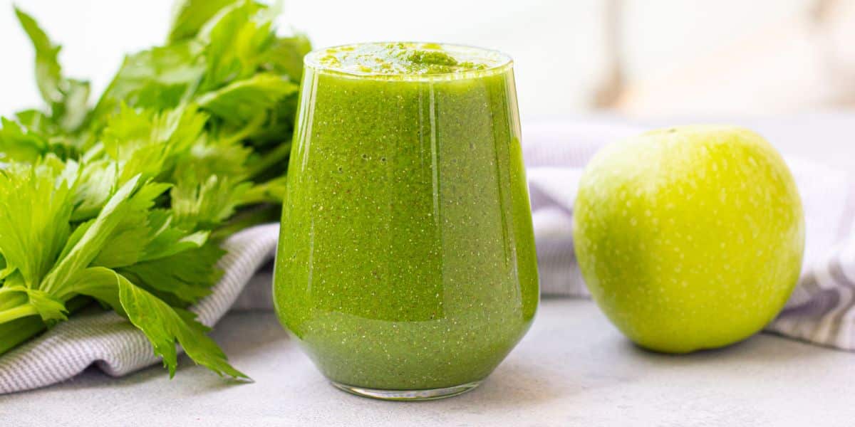 Receita de Smoothie verde para emagrecer e estar no shape para as festas de carnaval (Imagem Reprodução Canva)