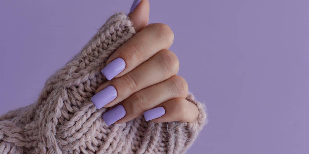 Unhas roxas, é uma ótima escolha para pedir para manicure (Imagem Reprodução  Canva)