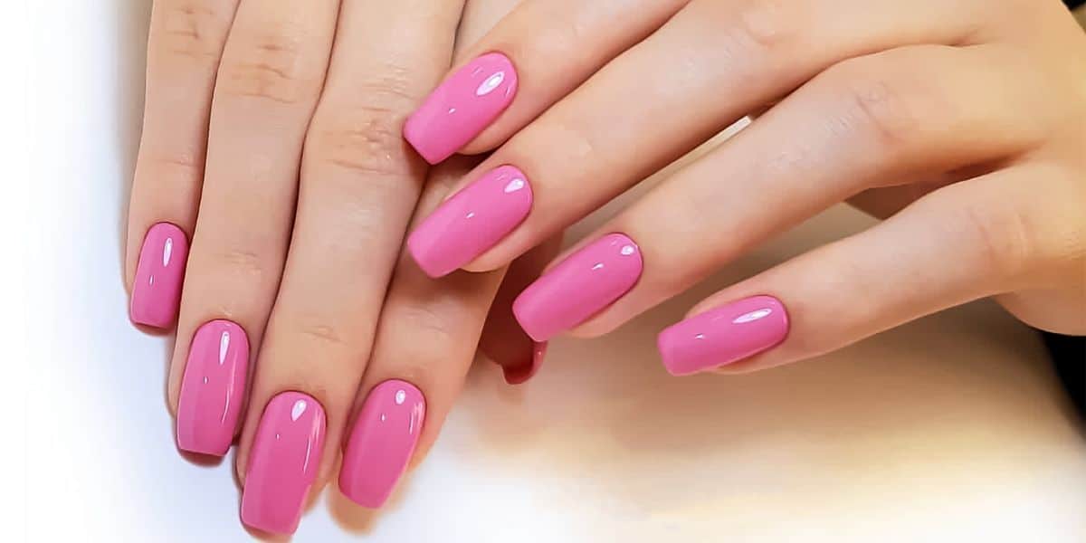 Esmalte rosa, um ótima escolha para quem não quer passar desapercebida (Imagem Reprodução Canva)