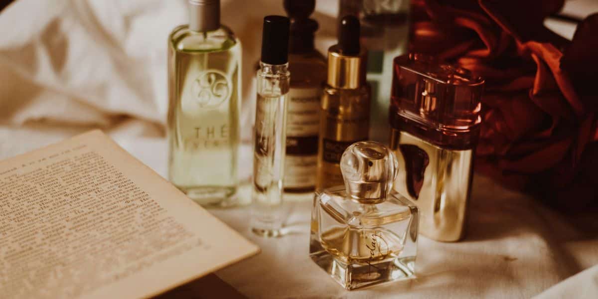 Perfumes femininos que fixam tão bem que não saem nem depois do banho (Imagem Reprodução Canva)