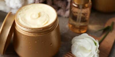 Máscara caseira com dois ingredientes para acabar com os cabelos ressecados (Imagem Reprodução Canva)